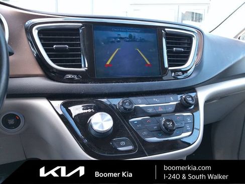 Used 2017 Chrysler Pacifica Touring-L Plus w/ Uconnect Theatre Group FWD image 10