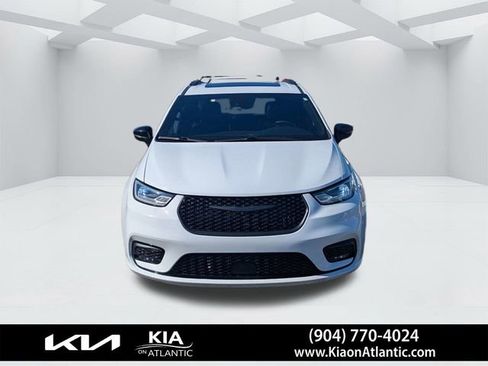 Used 2025 Chrysler Pacifica Limited image 8