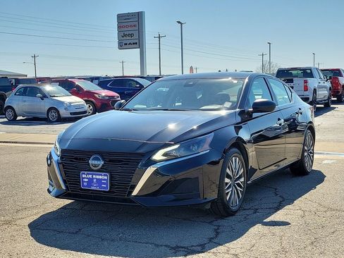Used 2024 Nissan Altima 2.5 SV image 2