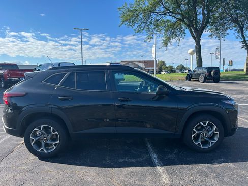 Used 2025 Chevrolet Trax LT FWD image 4