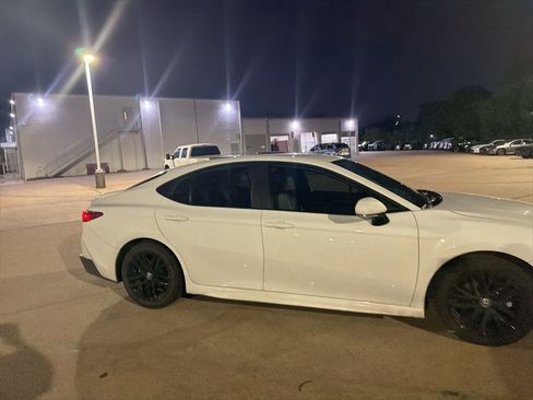 Used 2025 Toyota Camry SE w/ Convenience Package FWD image 6