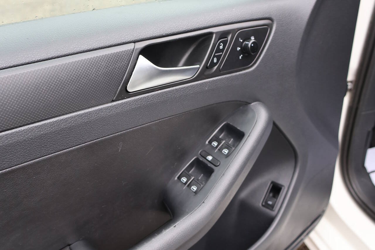 Used 2011 Volkswagen Jetta SE FWD image 11