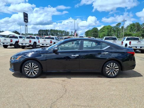 Used 2024 Nissan Altima 2.5 SV FWD image 1