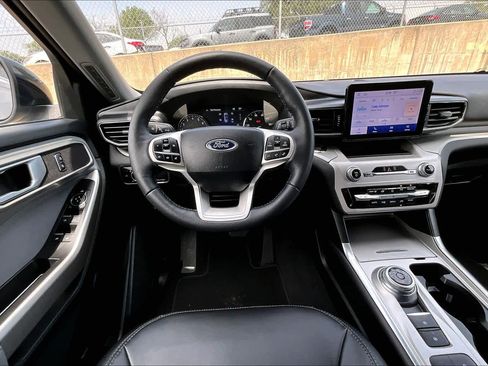 Used 2023 Ford Explorer XLT w/ Equipment Group 202A RWD image 6