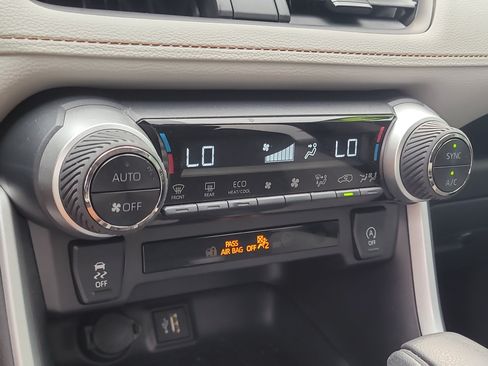 Certified 2025 Toyota RAV4 XLE w/ Convenience Package FWD image 27