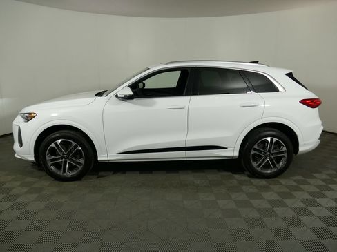 Certified 2025 Audi Q5 Premium w/ Convenience Package AWD/4WD image 6