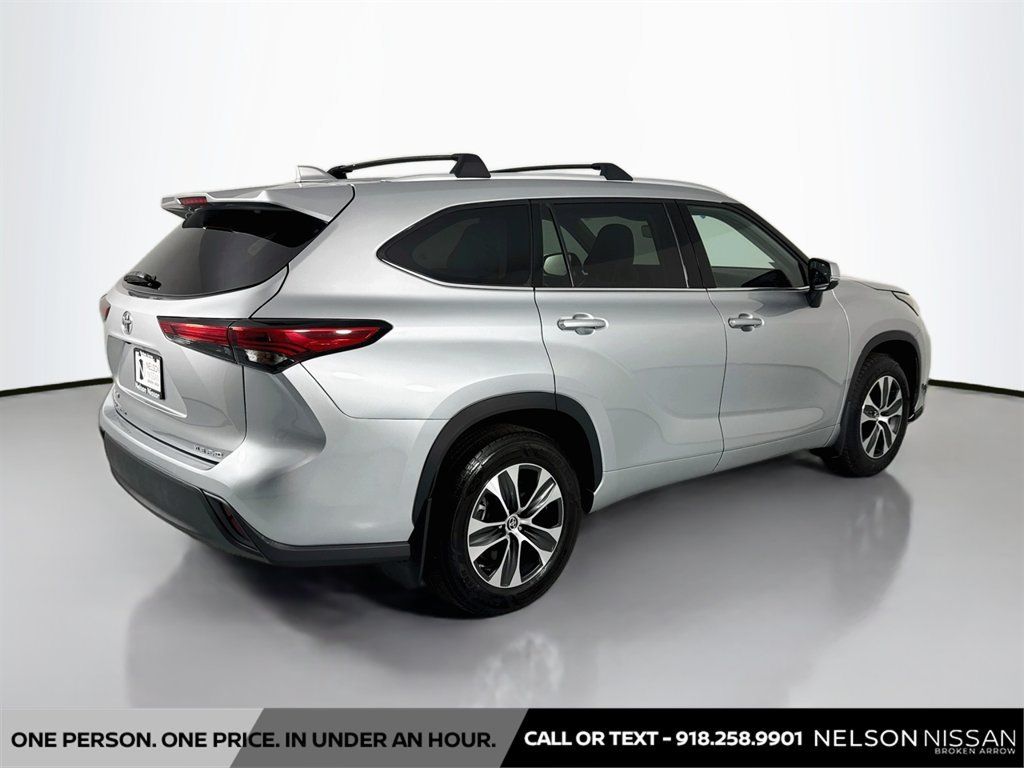Used 2022 Toyota Highlander XLE AWD/4WD image 5