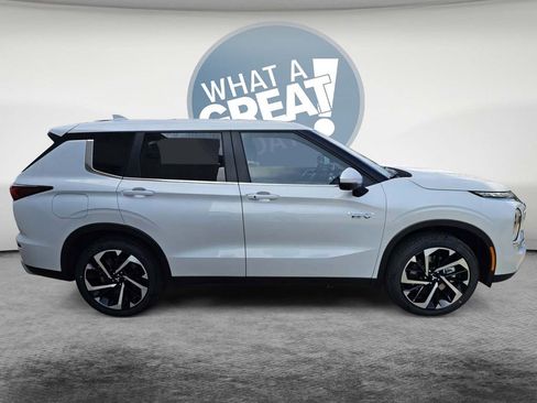 Used 2025 Mitsubishi Outlander 4WD Plug-In Hybrid image 4
