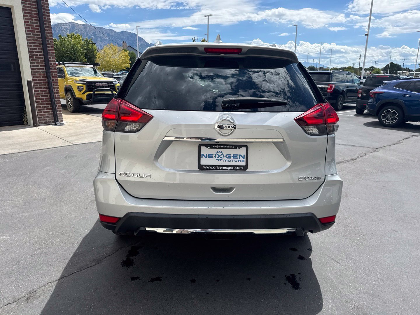 Used 2018 Nissan Rogue SV AWD/4WD image 7