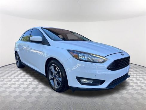 Used 2018 Ford Focus SE w/ SE Appearance Package image 3