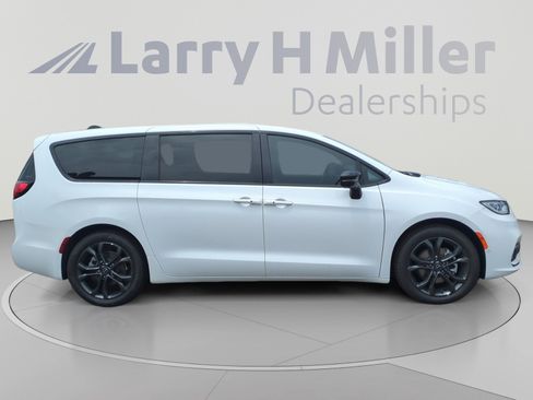 New 2026 Chrysler Pacifica Select FWD image 6