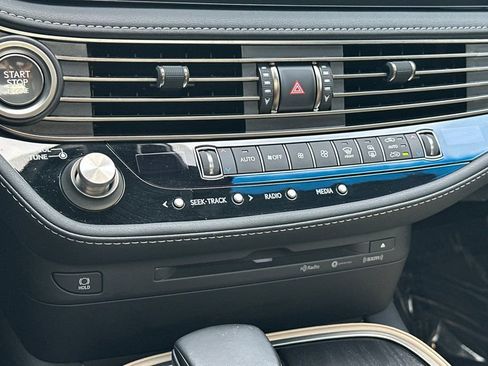 Certified 2022 Lexus LS 500 w/ Accessory Package (Z2) RWD image 20