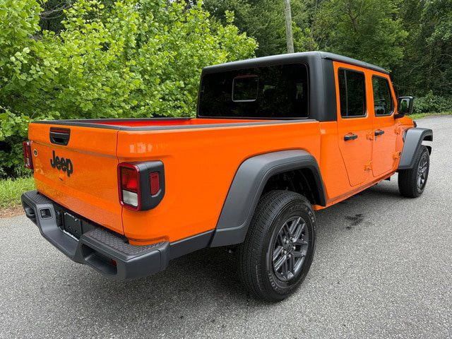 Used 2025 Jeep Gladiator Sport AWD/4WD image 6