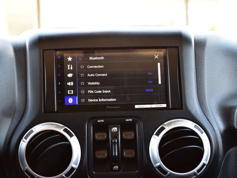 Used 2013 Jeep Wrangler Unlimited Rubicon w/ Connectivity Group AWD/4WD image 19