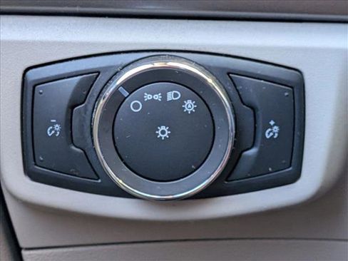 Used 2017 Ford Fusion SE w/ Fusion SE Technology Package image 11