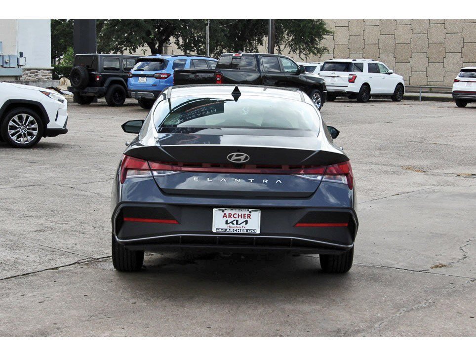 Used 2024 Hyundai Elantra SEL FWD image 4