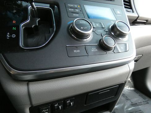 Used 2015 Toyota Sienna XLE image 56