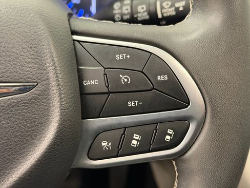 Used 2023 Chrysler Pacifica Touring-L image 19