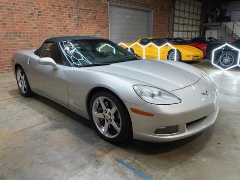 Used 2006 Chevrolet Corvette Coupe w/ Preferred Equipment Group RWD image 3