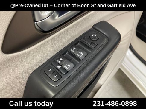 Used 2017 Chrysler Pacifica Touring-L Plus w/ Advanced Safetytec Group FWD image 17
