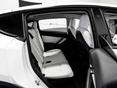 Used 2022 Tesla Model Y Long Range image 31