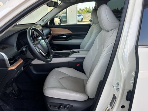 Used 2024 Toyota Grand Highlander AWD image 23