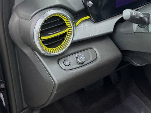 New 2026 Chevrolet Trax LT w/ Sunroof Package image 12