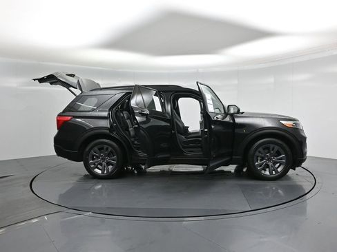 Certified 2022 Ford Explorer XLT w/ Equipment Group 202A image 5