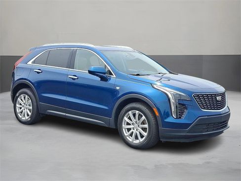 Used 2019 Cadillac XT4 Luxury w/ Cold Weather Package FWD image 3
