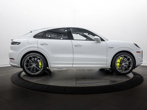 Certified 2025 Porsche Cayenne Turbo AWD/4WD image 8
