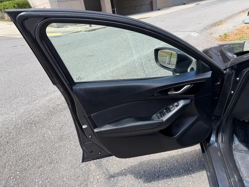 Used 2014 MAZDA MAZDA3 i Touring w/ Moonroof Package 1 FWD image 26