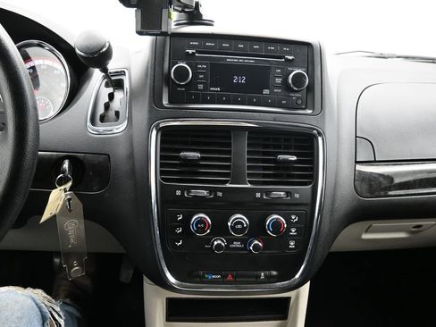 Used 2016 Dodge Grand Caravan SXT image 16