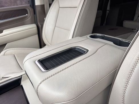 Used 2022 GMC Yukon XL Denali image 30