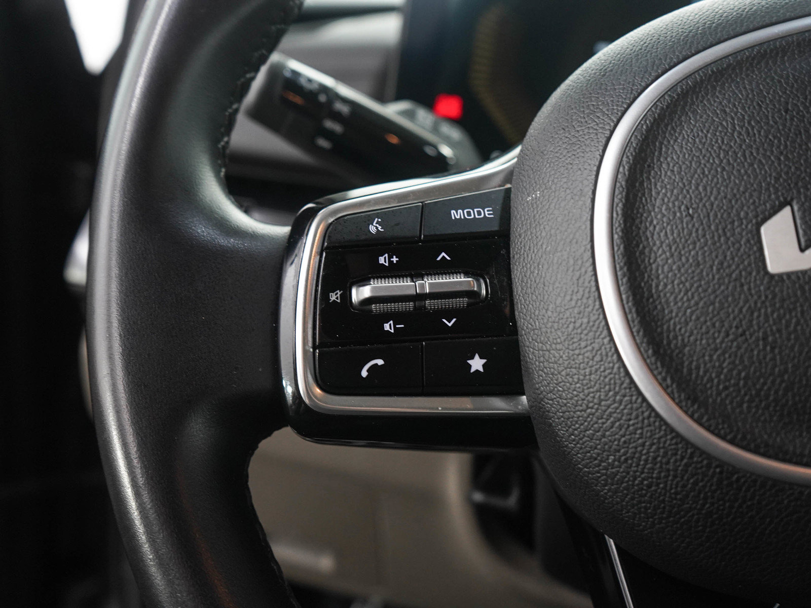 Used 2025 Kia Carnival FWD image 26