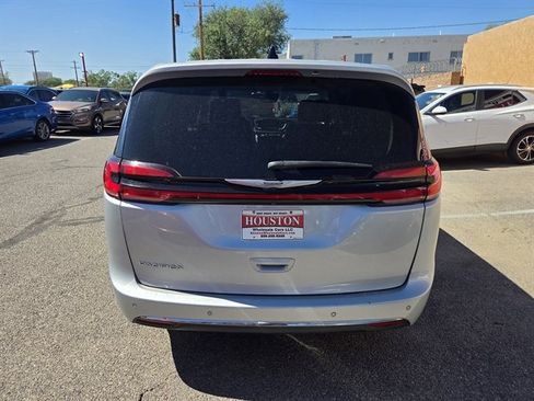 Used 2023 Chrysler Pacifica Touring-L FWD image 2