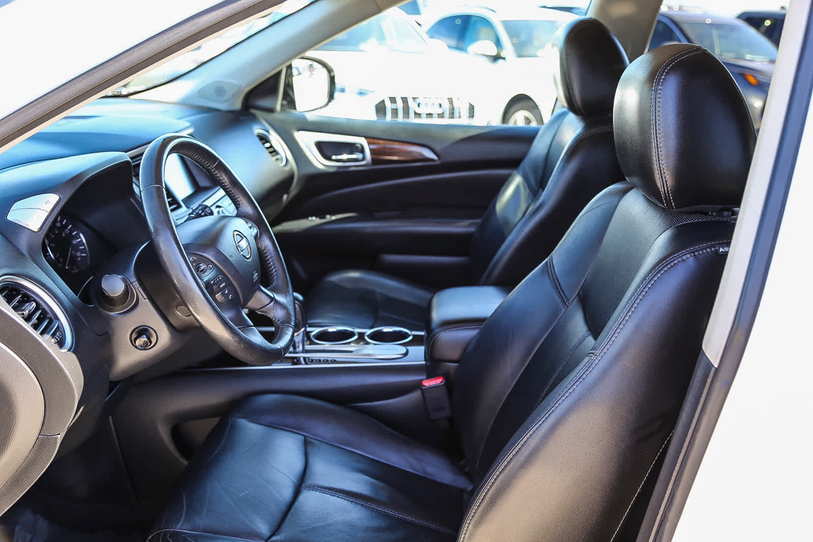 Used 2013 Nissan Pathfinder Platinum FWD image 16