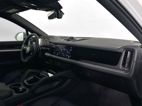 Certified 2025 Porsche Cayenne Coupe image 23