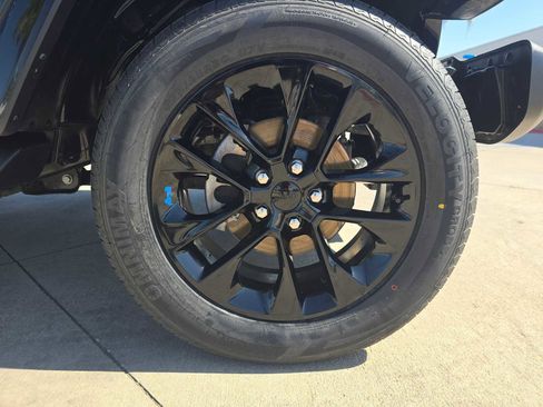 Used 2022 Jeep Wrangler Unlimited Sahara AWD/4WD image 9