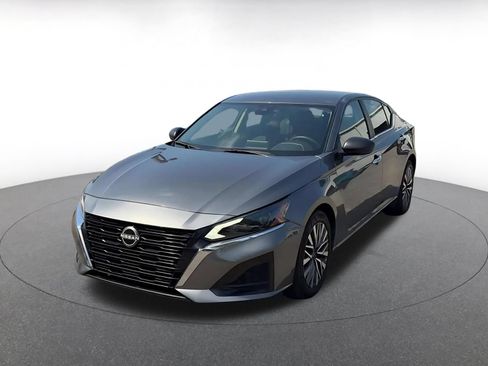 Used 2025 Nissan Altima 2.5 SV FWD image 4