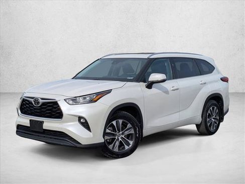 Used 2020 Toyota Highlander XLE image 2