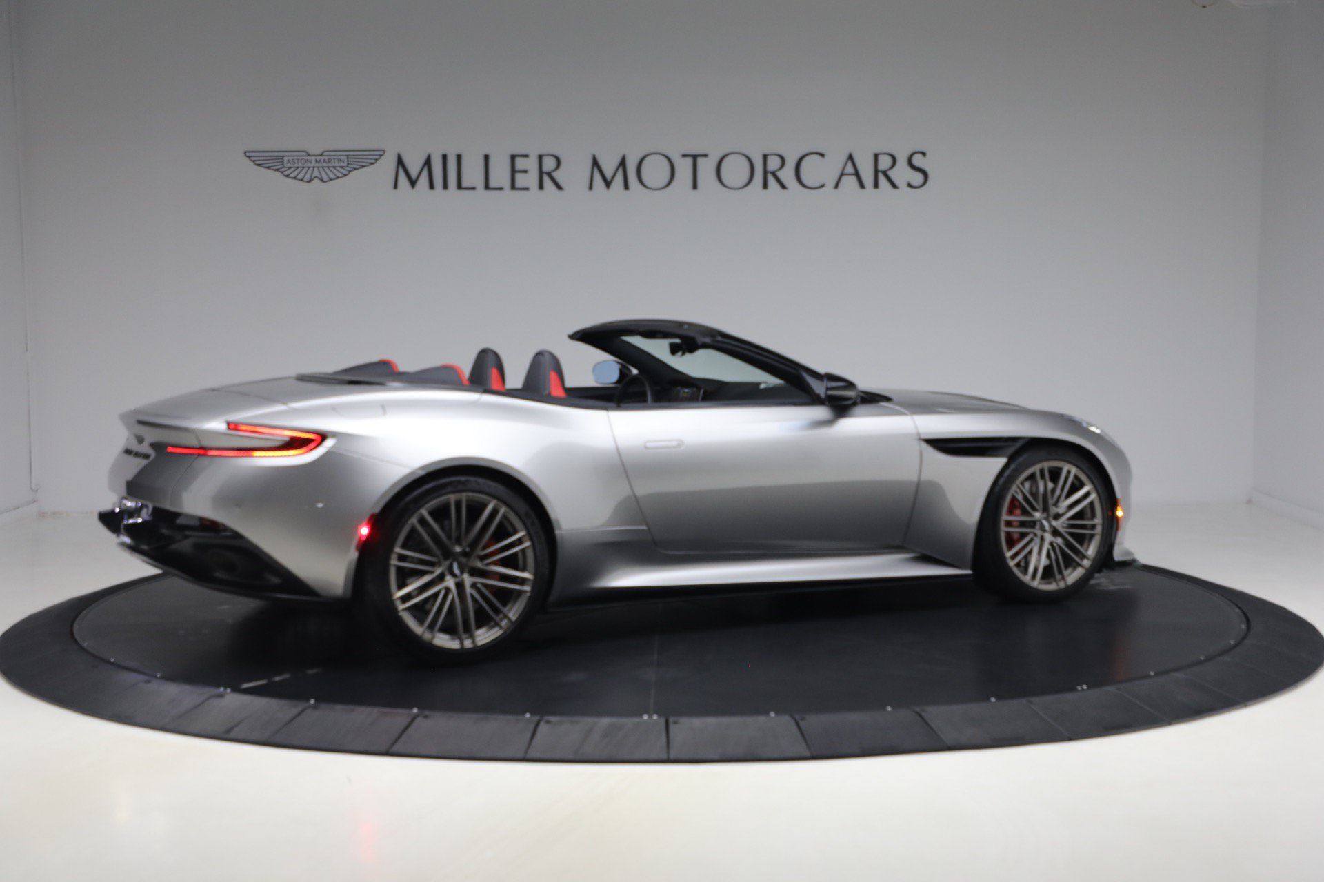 Used 2024 Aston Martin DB12 Convertible RWD image 8