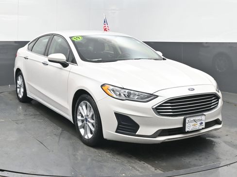 Used 2019 Ford Fusion SE image 3