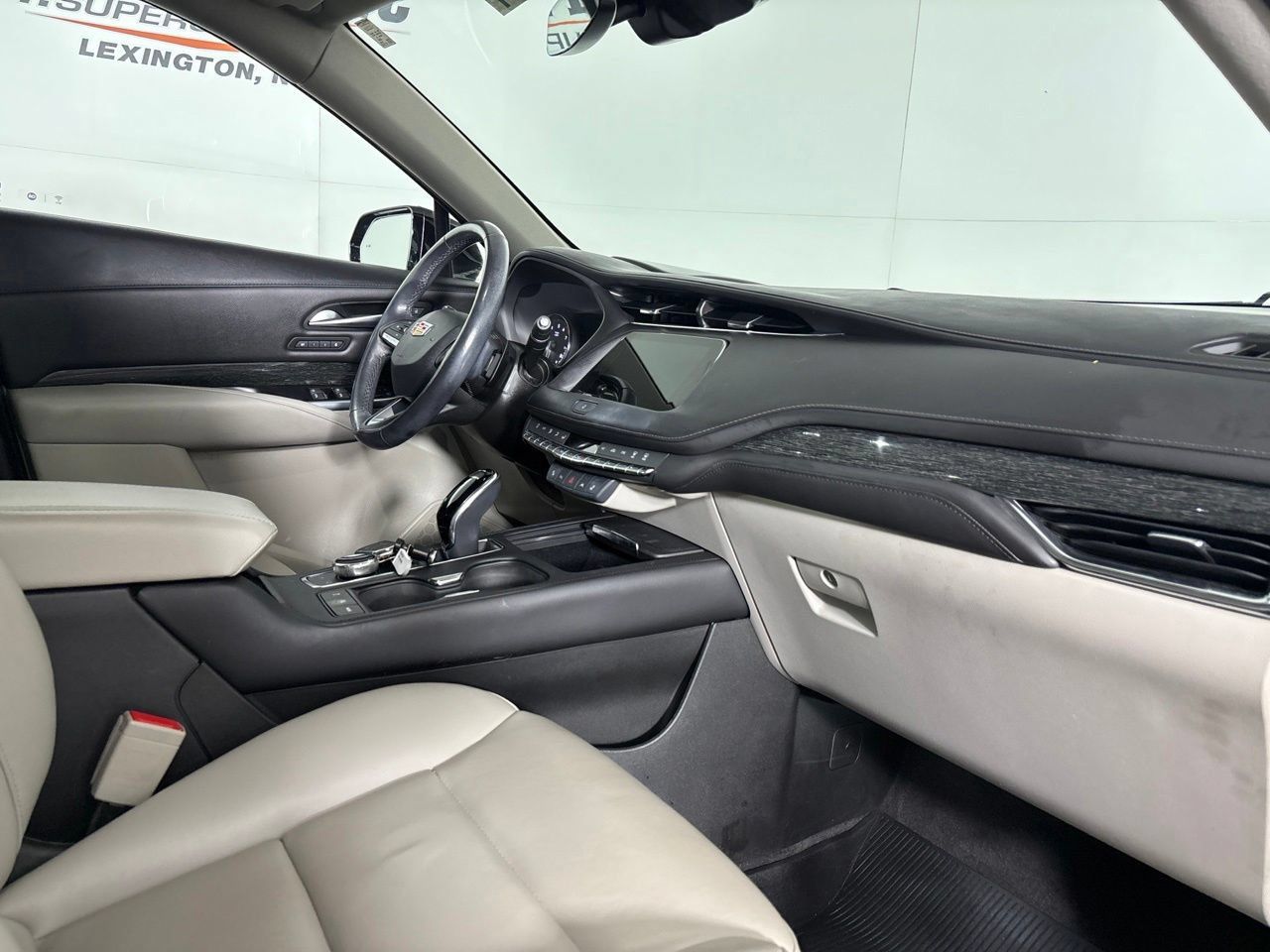Used 2023 Cadillac XT4 Premium Luxury w/ Technology Package FWD image 32