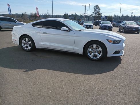 Used 2016 Ford Mustang Coupe image 9