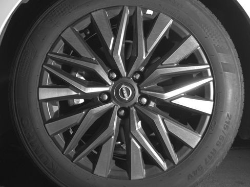 Used 2025 Nissan Altima 2.5 SV FWD image 11