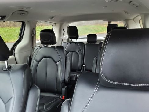 Used 2024 Chrysler Pacifica Touring-L image 25