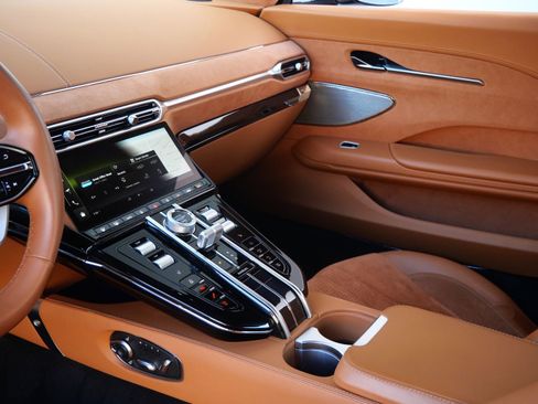 Used 2025 Aston Martin V8 Vantage Coupe RWD image 10