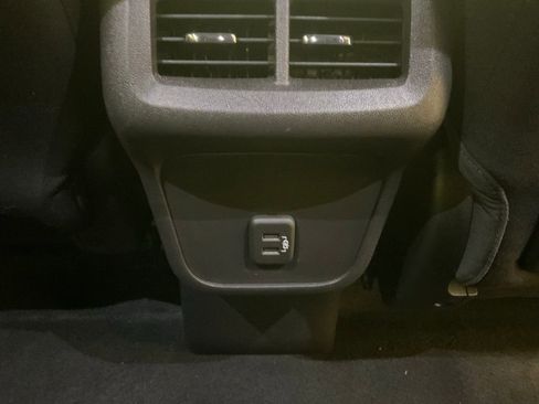 Used 2024 GMC Terrain SLE image 27