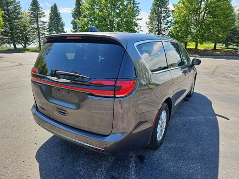 Used 2023 Chrysler Pacifica Touring-L FWD image 6