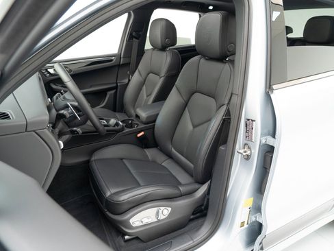 Certified 2026 Porsche Macan AWD/4WD image 5